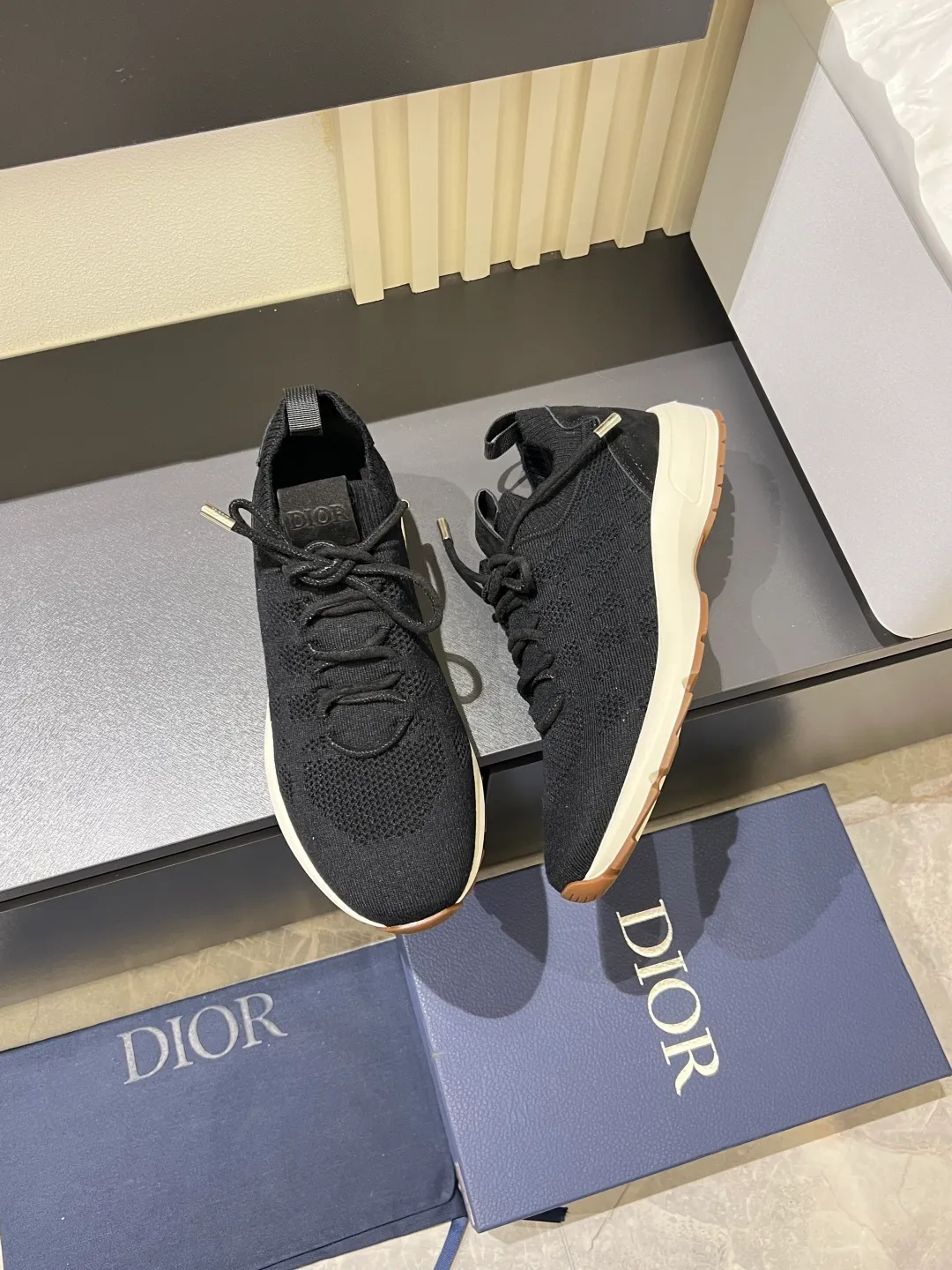 p380 Dior B80 sneakers are a new product of Dior men's series, focusing on comfort and fashion. The upper is made of breathable mesh + fabric splicing, which is lightweight and fits the shape of the foot, making it super comfortable for daily wear. The sole is made of rubber, which has great grip and wear resistance, and is suitable for commuting or light sports. The overall style is simple, the gray tone is versatile, and the shoelaces are adjustable for a more stable fit. Designed by Kim Jones, it is both practical and trendy. It is one of the new hot items in early spring①. size: 38-45 (45 customized)